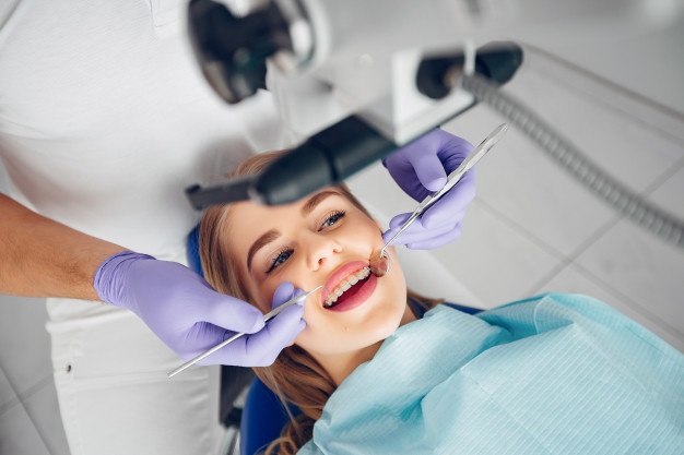 Odszkodowanie od dentysty za leczenie protetyczne zębów. Brak badania zwarcia i RTG zębów.